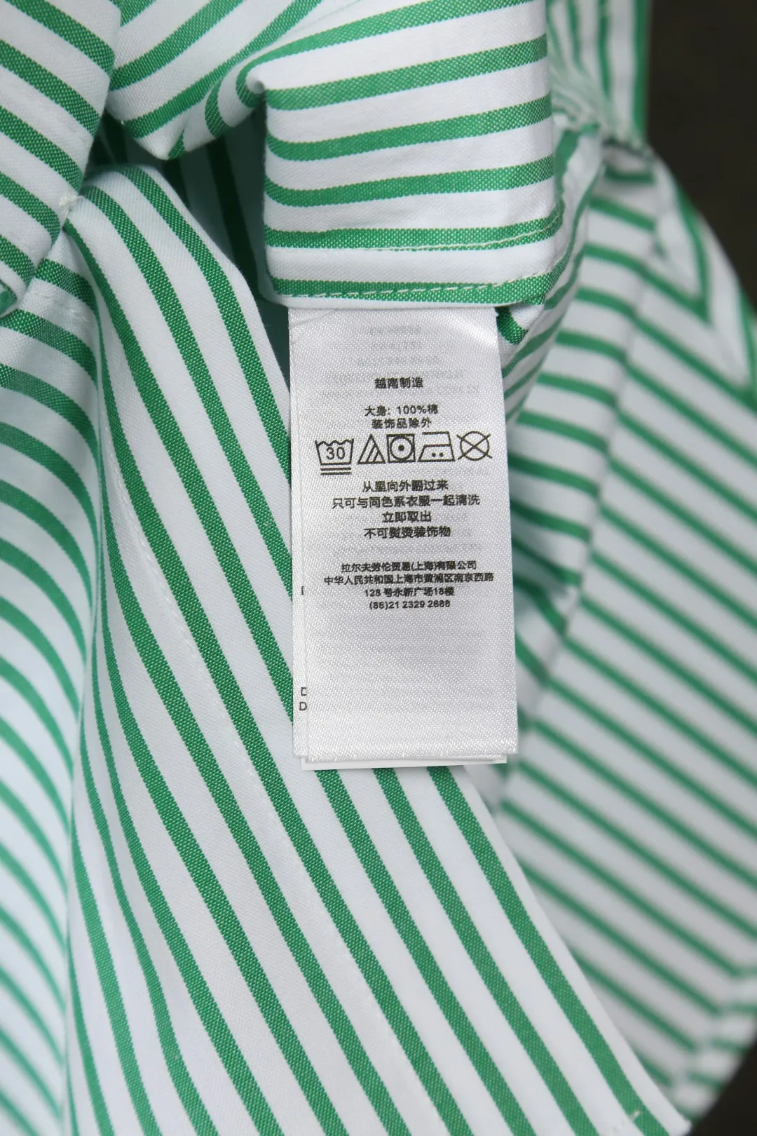 P250 Actual Photos [Popular New Style] Model No.: 25019# Color: Red/Green/Blue Size: S to Custom dyed original pearlescent white buttons, large and small divisions, vertical eyelets ✅ - Special shaped chiffon foil is included in the collar door tube, not easy to deform and pull ✅ - RL three-color large and small vertical striped shirt, extraordinary isometric, cleverly matched stripes, diverse wear to stimulate self-expression, relaxed layering to play with the look of the four seasons